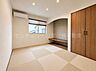 和室：【約8帖和室】憩いの和空間♪（AI加工により家具を消去した画像です。）