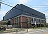 周辺：守口市立樟風中学校まで380m、校舎は新しく、設備が整っています。中庭やライトウェル、高窓が設けられ、自然光と通風を取り入れた明るく開放的な校舎です。