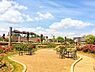 周辺：若園公園まで610m、徒歩12分。小さなお子様ものびのび遊べる公園。