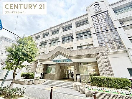 大阪市立滝川小学校まで570m、明治5年に創立され、2022年に創立150周年を迎えました。同じ敷地内に大阪市立滝川幼稚園があります