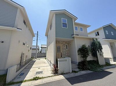 外観:築3年とまだ新しく、ポラス施工ならではの丁寧な造りが随所に感じられる住まいです。WICやSICなど収納力も高く、5LDKという広さも含めてファミリー層の皆様におすすめできる一邸です! 外観:築3年とまだ新しく、ポラス施工ならではの丁寧な造りが随所に感じられる住まいです。WICやSICなど収納力も高く、5LDKという広さも含めてファミリー層の皆様におすすめできる一邸です!