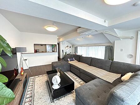 海外移住のため、家具家電をほぼ現状のままお渡しできます◎詳細はお気軽にお問い合わせください。ゆとりある家具配置が可能なリビング～ご家族でゆったり寛げます◎