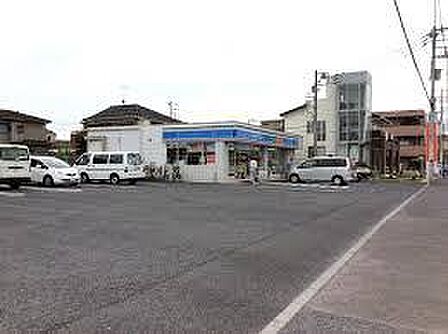 ローソン桶川神明一丁目店まで749m、食料品から各種支払い・行政サービスまで。「ローソン」は、24時間365日、暮らしのあらゆるシーンをサポートします。