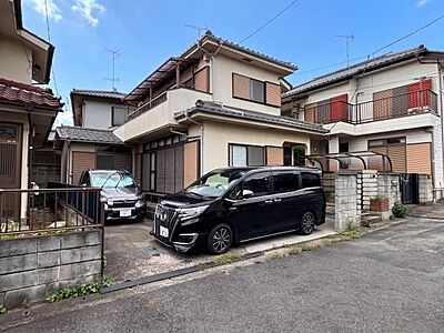 外観:【ご家族それぞれの個室を確保しやすい部屋数充実の5LDK】ご見学承ります!1階には約14帖のLDKと続き間の和室があり、家族団らんのスペースとしてゆったりとお過ごしいただけます。 外観:【ご家族それぞれの個室を確保しやすい部屋数充実の5LDK】ご見学承ります!1階には約14帖のLDKと続き間の和室があり、家族団らんのスペースとしてゆったりとお過ごしいただけます。
