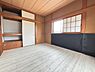 和室：天袋付きの大きな押入を完備。中段・下段に分かれており、お布団や季節の家電・衣装ケースもすっきりと収まります。窓から柔らかな自然光が差し込む約6帖のゆとりある和室。