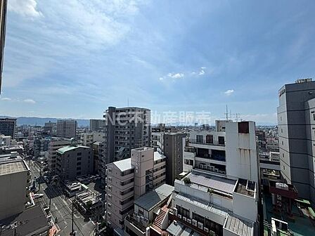 高層階ならではの開放感を感じられる現地からの眺望です。周囲の建物や街並みが一望でき市街地の様子を広く見渡せます。晴れた日には空の広がりも楽しめる点が魅力です。
