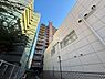 その他：周囲に高層の建物が立ち並び都市部ならではの風景が魅力的です。建物の外観は清潔感があり整備された印象を受けます。道路も幅広く歩きやすい環境です。明るい空が広がっており開放的な雰囲気です。