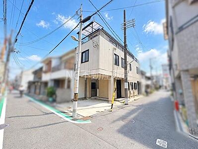 外観:明るい空の下に建つすっきりとした外観が特徴的な物件です。角地のため視界が広がり周囲の道路も整備されています。現地の雰囲気をそのまま感じていただけます。外観の様子がよく分かる一枚です。 外観:明るい空の下に建つすっきりとした外観が特徴的な物件です。角地のため視界が広がり周囲の道路も整備されています。現地の雰囲気をそのまま感じていただけます。外観の様子がよく分かる一枚です。