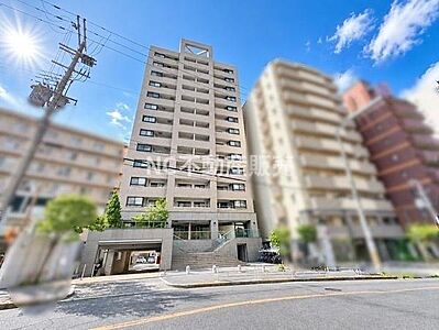 外観：マンションの外観はシンプルで洗練されたデザインが特徴です。明るい印象の外壁が清潔感を演出しています。アプローチは広々としており開放感があります。段差のある設計が立体的な雰囲気を感じさせます。