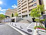 その他：開放感のあるエントランスが印象的です。植栽が施され明るい雰囲気が広がっています。ゆったりとしたスペースが確保されており建物の外観も落ち着いた印象です。段差のあるアプローチがアクセントとなっています。