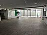 その他：広々としたロビーは清潔感があり開放的な雰囲気です。明るい自然光が差し込み印象的な空間を演出しています。床や壁面も手入れが行き届いており安心して利用できます。