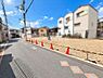 外観：開放感のある現地土地写真です。前面道路が広く交通の利便性が良い環境が魅力です。周囲には住宅が並びすっきりとした街並みが特徴です。明るい日差しがしっかりと入る立地となっています。