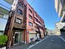 その他：落ち着いた色合いの外観が印象的な建物です。複数の窓が並ぶデザインで各部屋への採光に配慮されています。周囲は静かな通り沿いで安心感があります。エントランス部分はタイル張りで清潔感を感じられます。