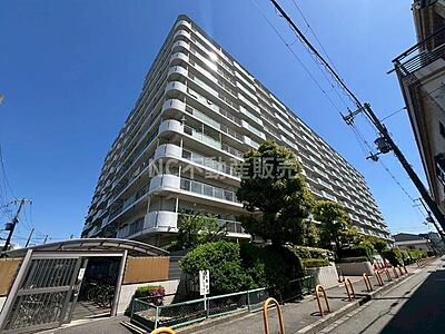外観:大規模なマンションの外観が目を引きます。バルコニーが連なり開放感があります。敷地内の植栽が手入れされ清潔感が感じられます。青空の下で全体が明るい印象です。重厚感のある建物構造も特徴的です。 外観:大規模なマンションの外観が目を引きます。バルコニーが連なり開放感があります。敷地内の植栽が手入れされ清潔感が感じられます。青空の下で全体が明るい印象です。重厚感のある建物構造も特徴的です。