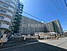 その他：大規模なマンションで外観は整然としています。駐車場が隣接しており利便性が高いです。青空と建物のコントラストが目を引きます。複数階にわたり広がる住戸が特徴的です。