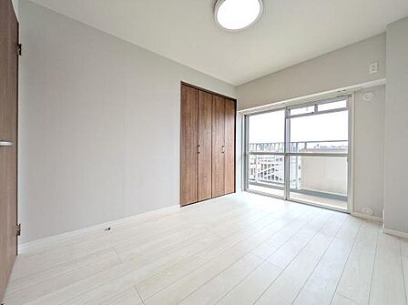 南西洋室 全室収納窓から自然光が差し込み、明るく心地よい住空間を実現しています。