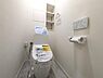 トイレ：快適にご利用いただける温水洗浄便座を採用し、清潔で心地よいトイレ空間を実現しています。上部にはトイレットペーパーや掃除用品をすっきり収納できる便利なトイレ収納付き。