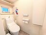 トイレ：トイレットペーパーや掃除用品をすっきり収納できる便利なトイレ収納付き。本画像は、現在居住中のためAIにより家具・小物等を加工・削除したものです。