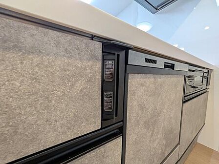 シンク近くにコンセントを設置しており、調理家電や小型家電の使用に便利な仕様です。キッチン周りの作業効率を高め、日常の家事をスムーズにサポートします。