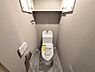 トイレ：快適にご利用いただける温水洗浄便座を採用し、清潔で心地よいトイレ空間を実現しています。上部に棚もあり収納充実。
