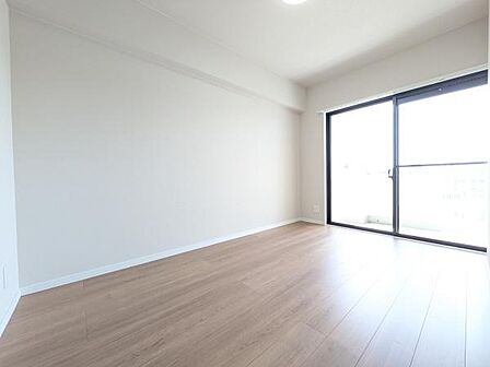 窓から自然光が差し込み、明るく心地よい住空間を実現しています。お問い合わせはセンチュリー21ケンラインまで。ご見学予約受付中　TEL0120-111-231　ご案内もお任せください！