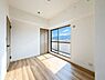 洋室：大きな窓からたっぷり日差しが入る洋室です。明るく開放的な空間なのでさまざまな使い方ができます。ナチュラルなフローリングが落ち着いた印象を与えます。収納スペースも備わっています。