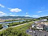 その他：広がる青空と山並み自然を身近に感じられる現地からの眺望です。川沿いの開放感があり季節の変化も楽しめます。駐車場や住宅街も見渡せる位置取りで周囲の環境が一望できます。