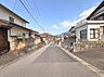 その他：東側から見た前面道路。南側道路の公道幅員は、約6mの見通しの良い直線で車両の通行にもゆとりがあります。舗装された道路で車での通行や歩行がしやすくなっています。