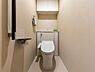 トイレ：シンプルですっきりとしたトイレ空間です。収納棚が設置されており日用品の整理にも便利です。明るい色調で統一されており落ち着いた雰囲気があります。手洗い場も付いているので使い勝手が良いです。