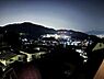 その他：夜間でも街並みが明るく遠くの建物や山並みを望む開放的な現地からの眺望（夜景）です。豊かな自然と市街地の両方を感じられる立地です。