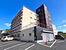 その他：建物全体がしっかりとした造りで敷地内駐車場が設けられているのが便利です。外観はシンプルで落ち着いた印象です。周囲の道路も広く車の出し入れがしやすそうです。複数の車両が停められるスペースがあります。