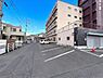 その他：建物横に広々とした駐車スペースが確保されています。アスファルト舗装で車の出入りもスムーズです。周囲の建物との距離も十分にありますので安心してご利用いただけます。道路に面しておりアクセスも便利です。