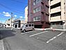 その他：敷地内には駐車スペースが確保されており車の駐車にも便利です。建物前の駐車場は出入りがしやすい配置となっています。明るい空の下で開放感があります。コンクリート舗装が施されており清潔感があります。