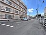 その他：建物横に広々とした駐車スペースが確保されています。平面タイプのため車の出し入れもスムーズです。駐車場はゆったりとした配置で隣との距離も安心感があります。舗装もきれいで日常の車利用にも便利な駐車場です。