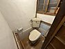トイレ：窓付き温水洗浄便座付きのトイレです！