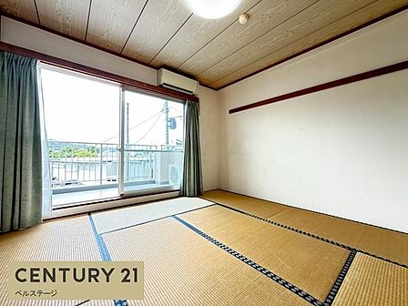 ゆったりとした畳の空間で、ほっと一息つける和室。来客時には客間として、布団を敷いて寝室として利用するなど、暮らしに合わせて柔軟に活用できる明るい一室です。