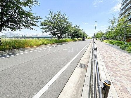 前面道路含む現地写真前面道路は広々としており、見通しが良く開放感があります。周辺は緑豊かで綺麗に整備された街並みです。
