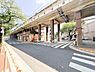 その他：開放感あふれる周辺の道路環境。街全体がスッキリと整っており、近隣施設への移動も快適に行えます。緑豊かな高尾エリアならではの四季の移ろいを感じられます。