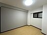 洋室：やさしい色合いの内装で統一された居心地の良い洋室。プライベートな時間をゆったりと過ごせる住空間です。