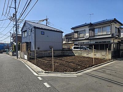 外観:【陽当り・開放感良好】2面が道路に開かれた東南角地の整形地!閑静な住宅街で風通しも良く、快適なマイホームが建てられます。スーパーも徒歩10分圏内で、日々の生活利便性も高い住環境です。 外観:【陽当り・開放感良好】2面が道路に開かれた東南角地の整形地!閑静な住宅街で風通しも良く、快適なマイホームが建てられます。スーパーも徒歩10分圏内で、日々の生活利便性も高い住環境です。