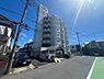 その他：【前面道路が広く開放的】前面の道路幅が広く、向かいの建物と十分な距離があるため陽当り・通風ともに良好です。7階建てのスタイリッシュな佇まいで、圧迫感のない落ち着いた住環境が確保されています。