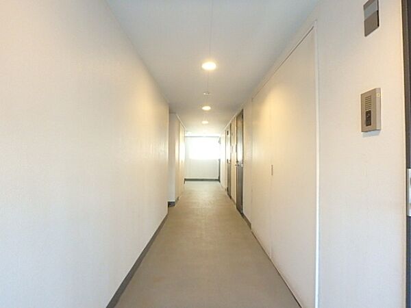 画像11:白を基調とした明るい廊下