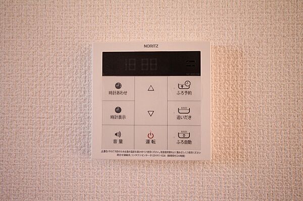 ※参考写真　106号室の室内写真です。色・設備等の違いや反転タイプの間取りの可能性がございます。