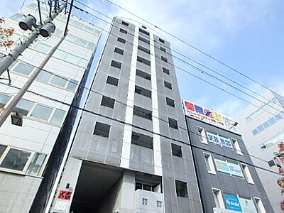 外観：駅南中央通り沿いに建つ10階建てマンション