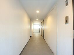 白を基調とした明るい廊下