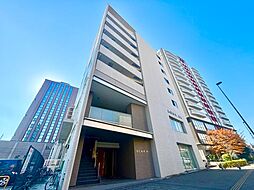 8階建てのモダンな外観
