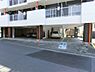 駐車場：屋根付きの駐車場で雨天時にも便利。ヒョウや霜から大切な車を守れます。