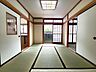 リビング/ダイニング：夕食の時間。家族、友人、両親、親戚との会話がより料理を美味しくしてくれる。あっという間に時間が過ぎてしまう居心地の良さは、普段はほっとする空間としてここにあります。 