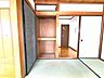 室内：衣類の整理整頓に嬉しいクローゼット付きのお部屋。お子様のお部屋としても便利です。 
