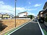 外観：澄み渡る青空の下、穏やかな時が流れる住宅街。整えられた区画は、あなただけの理想の暮らしを育むキャンバス。心地よい風を感じながら、未来への想いを馳せるひととき 